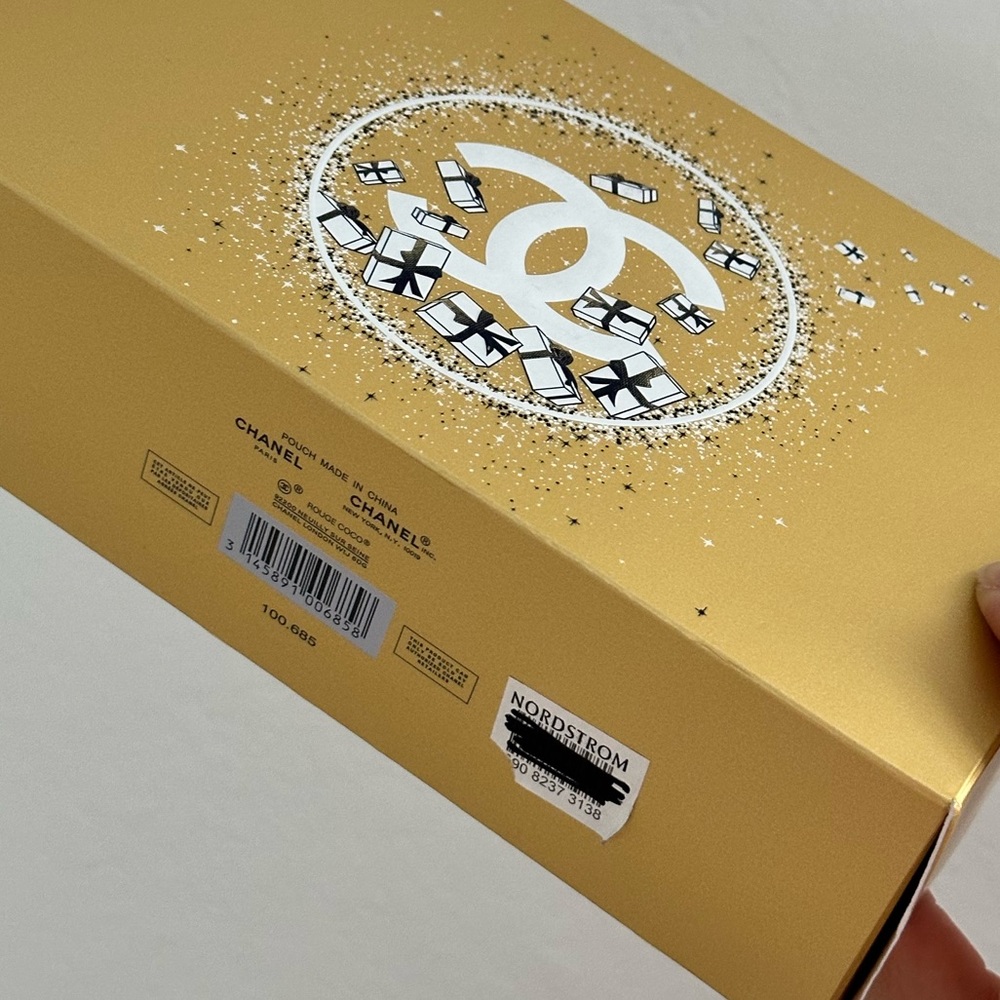 CHANEL Blue Tweed Cosmetic Bag with Gold Logo - Picture 7 of 10
